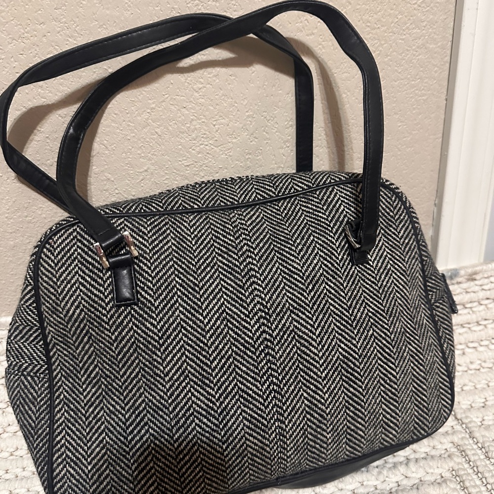 Old Navy Elegant Black and White Women's Bag w/ zipper inside